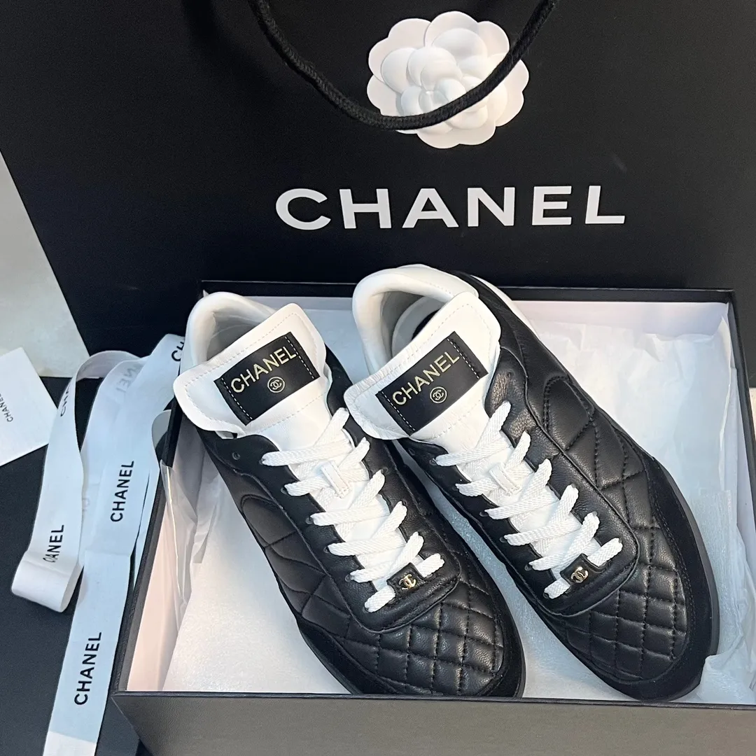 👟👟Ex-factory price 520👟👟 Women's shoes, women's clothing, CHANEL 23s spring and summer sneakers new model ❤️ Original purchase, development, production, Xiaoxiang's casual sports shoes this season have hit the Xiaohongshu INS. Various social platforms exploded like crazy! Classic design. The upper is electro-embroidered with various techniques. The outsole is fashionable and sporty. Extraordinary inclusion of a variety of panda shoe color elements. Lightweight and versatile❗️Not tired when you run wild❗️ Exquisitely packaged at the delivery counter🛍📦 ▪️Inner lining: original imported lambskin + rhombus craft ▪️Sole: original molded T👟👟Factory price U combination outsole ▪️Heel height: 2CM ▪️Size: Women's size 35-40